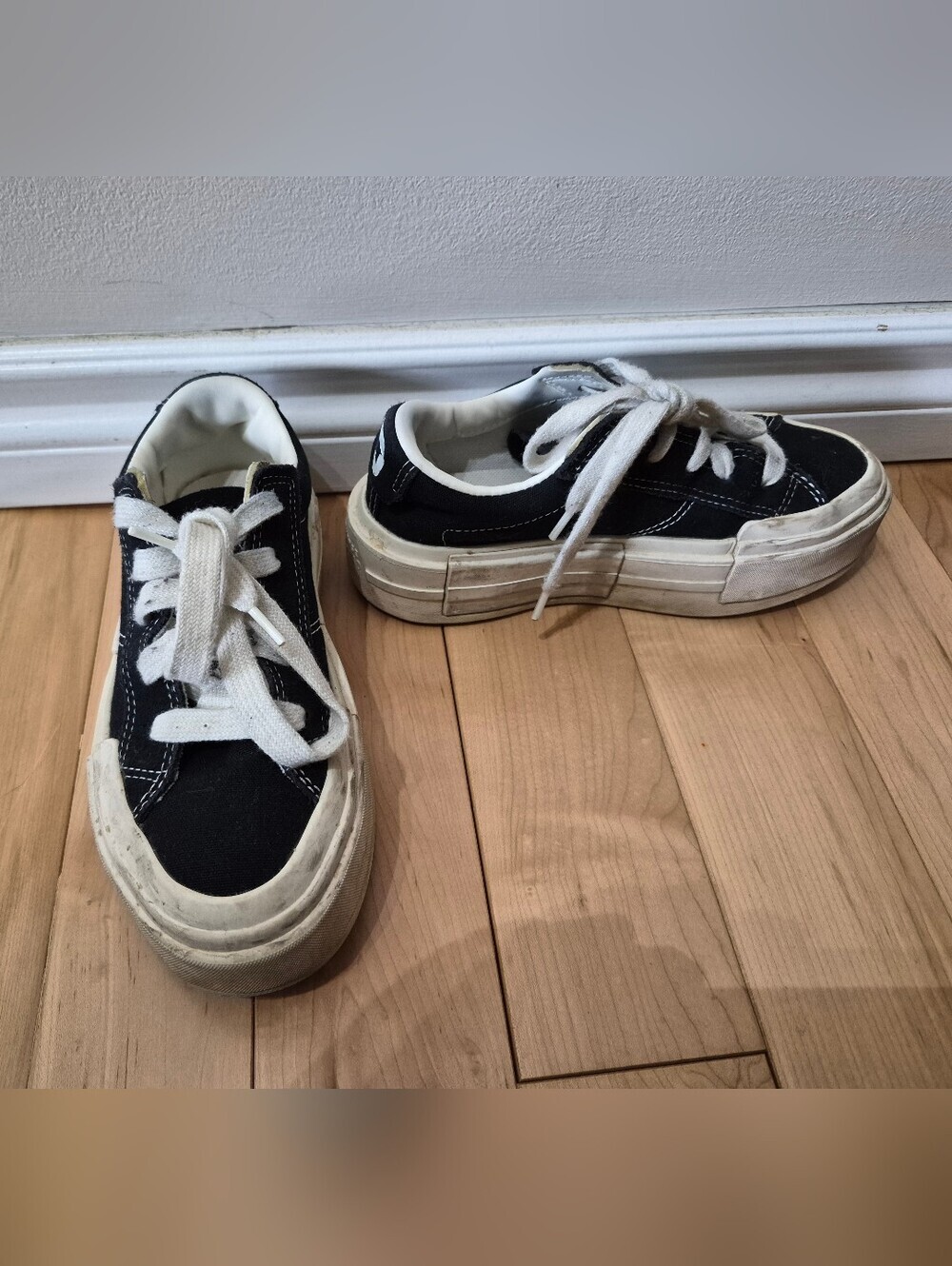 Converse girls size 3 Chuck Taylor All Star Cruise sneakers with platform soles